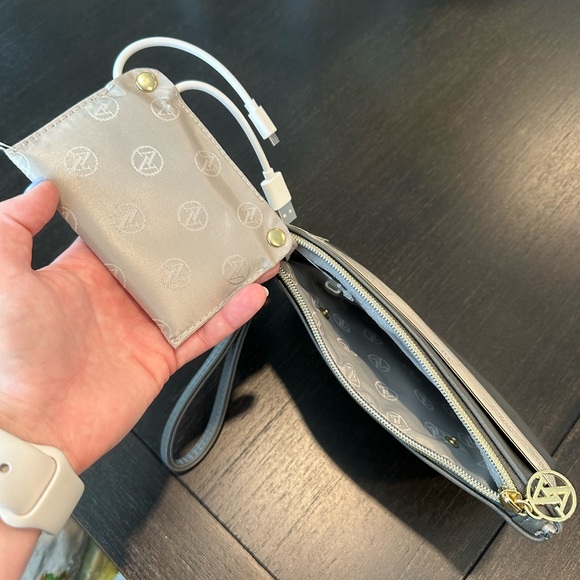 Adrienne Vittadini Charging Wallet Clutch - Picture 4 of 6